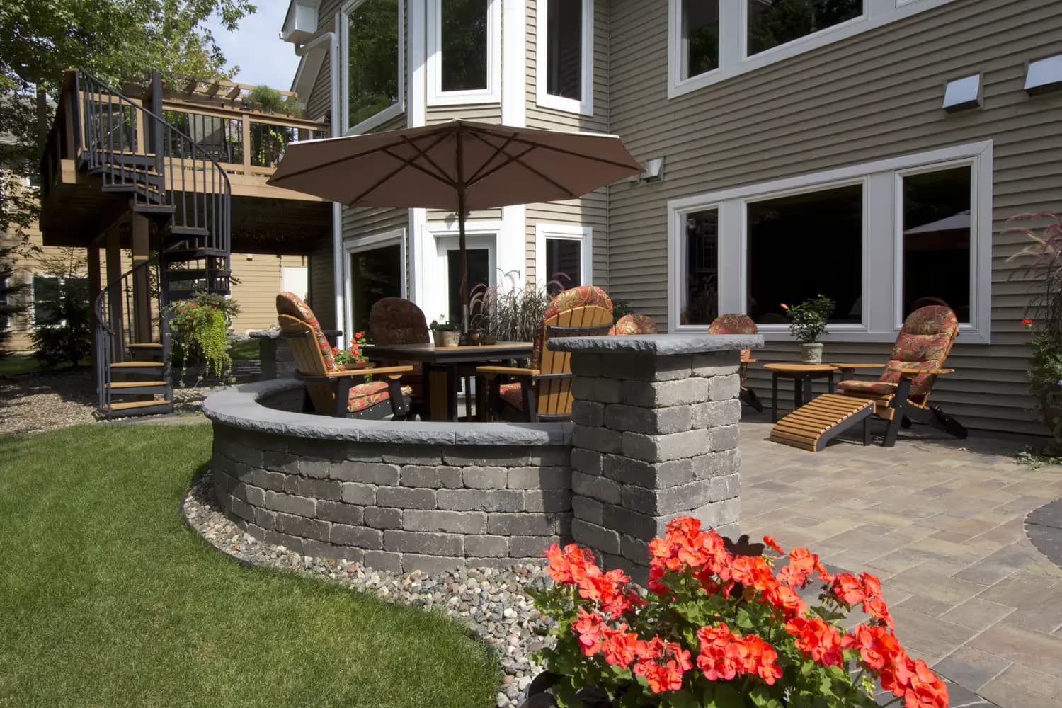 Riverland Wall Acker-Stone pavers installed — project 1