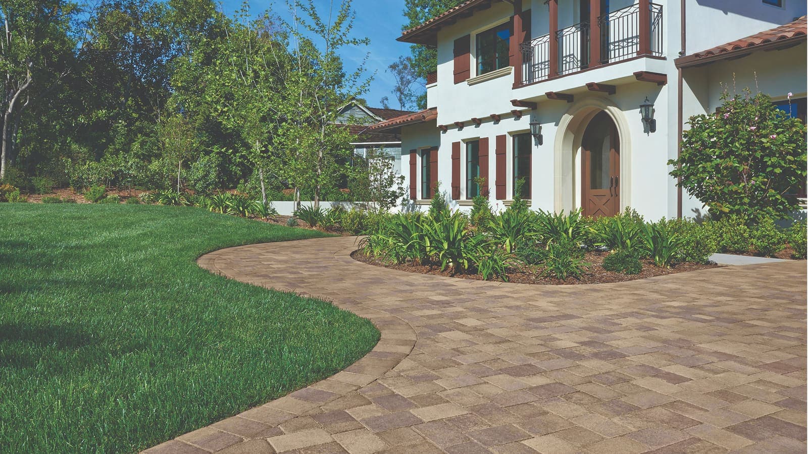 Antique Cobble I & II Paving Stones Angelus pavers installed — project 7