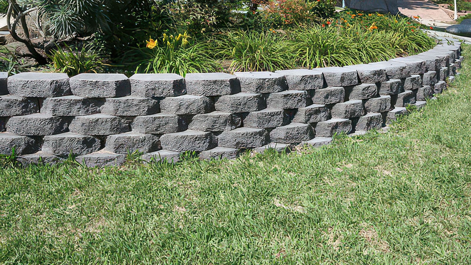 Planter Wall Angelus pavers installed — project 4
